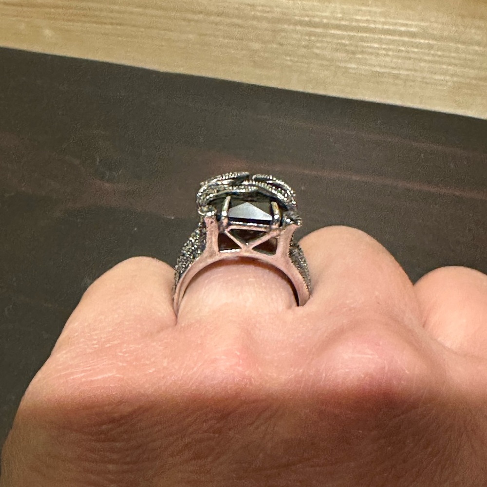 Sterling silver and marcasite ring with onyx stone. Approximate size 6.5-7 - Picture 6 of 8